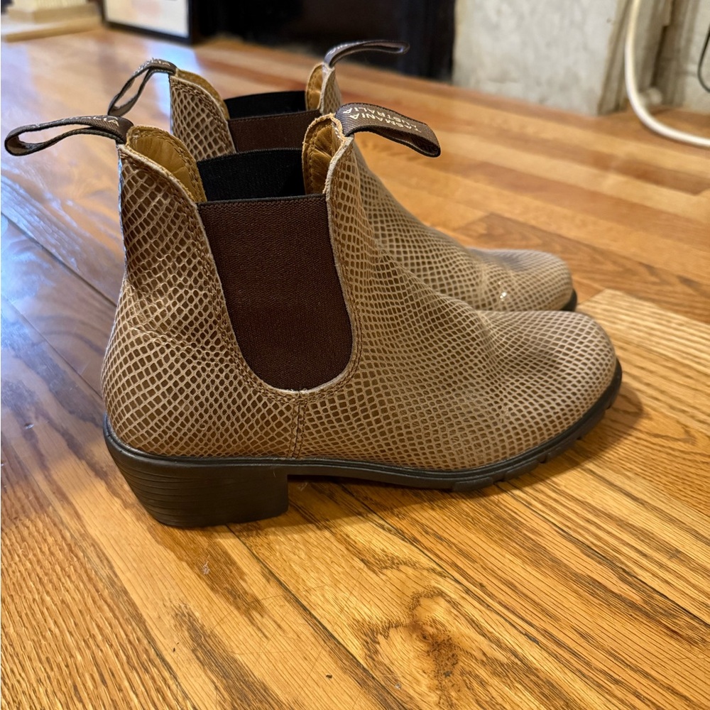 EUC Blundstone Heeled Snakeskin Chelsea Boots